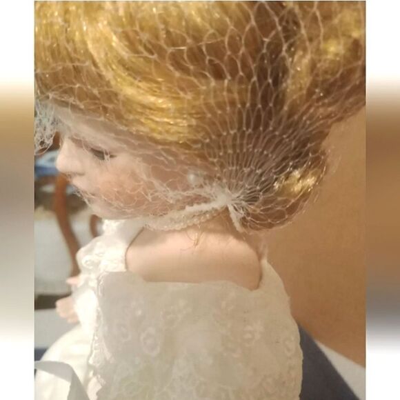 AVON 2000 PORCELAIN DOLL NWT - Picture 3 of 3